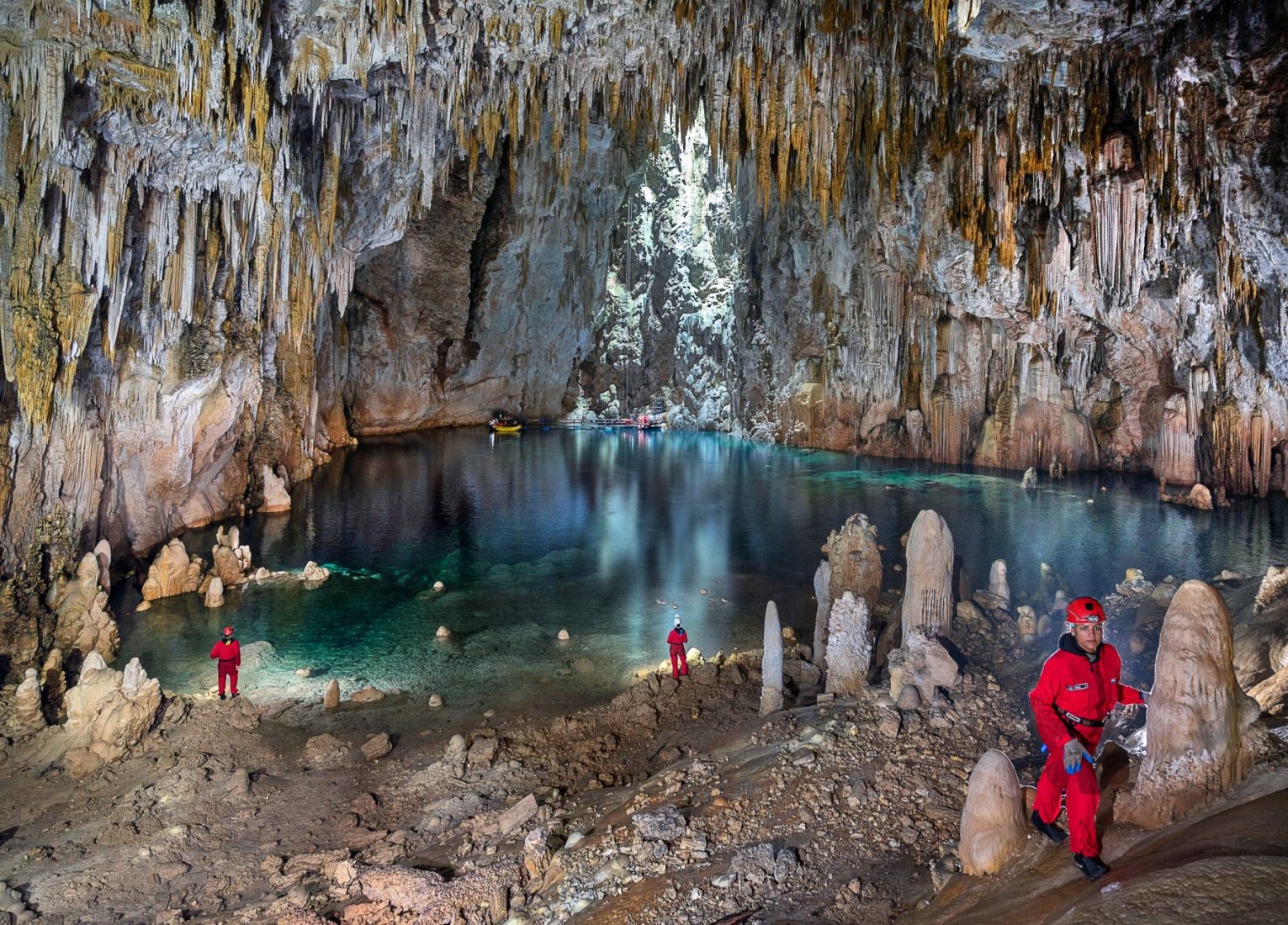 Conheça a caverna com o maior cone calcário do mundo