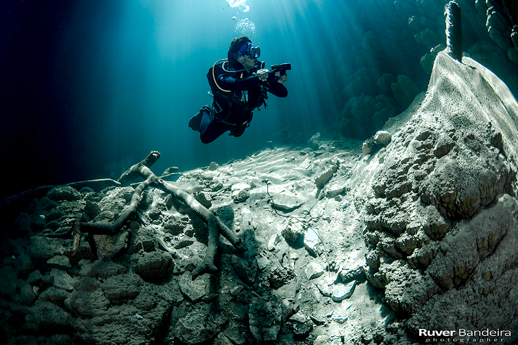 Como é o mergulho (de batismo e certificado) em caverna no Abismo Anhumas?    
